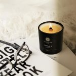 Vela Aromática Cereja e Avelã perfumada e acesa na decoração da sua casa