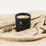 Vela Aromática Ocean Breeze perfumada e acesa na decoração